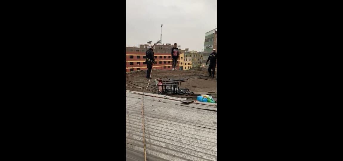 Joven de 22 años estaba al filo de la azotea de edificio.