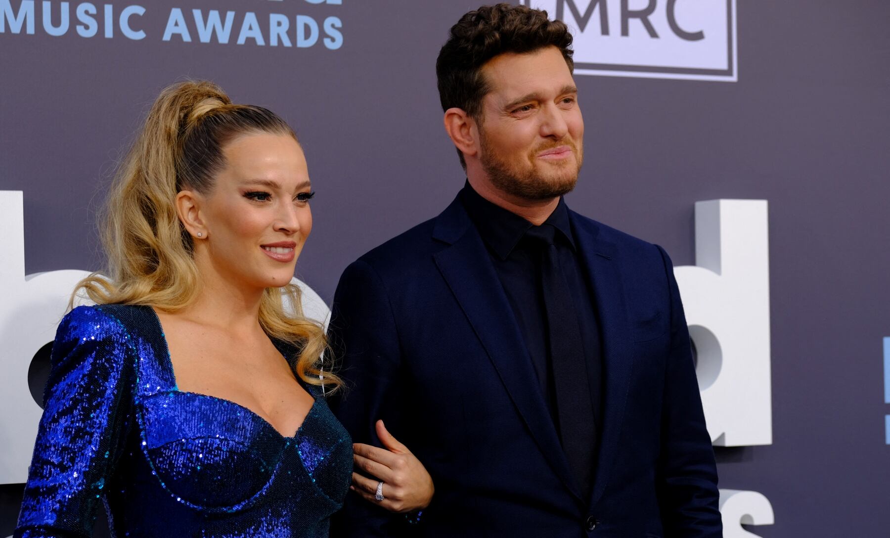 El cantante canadiense Michael Bublé y su esposa, la actriz argentina Luisana Lopilato, en los Billboard Music Awards 2022.