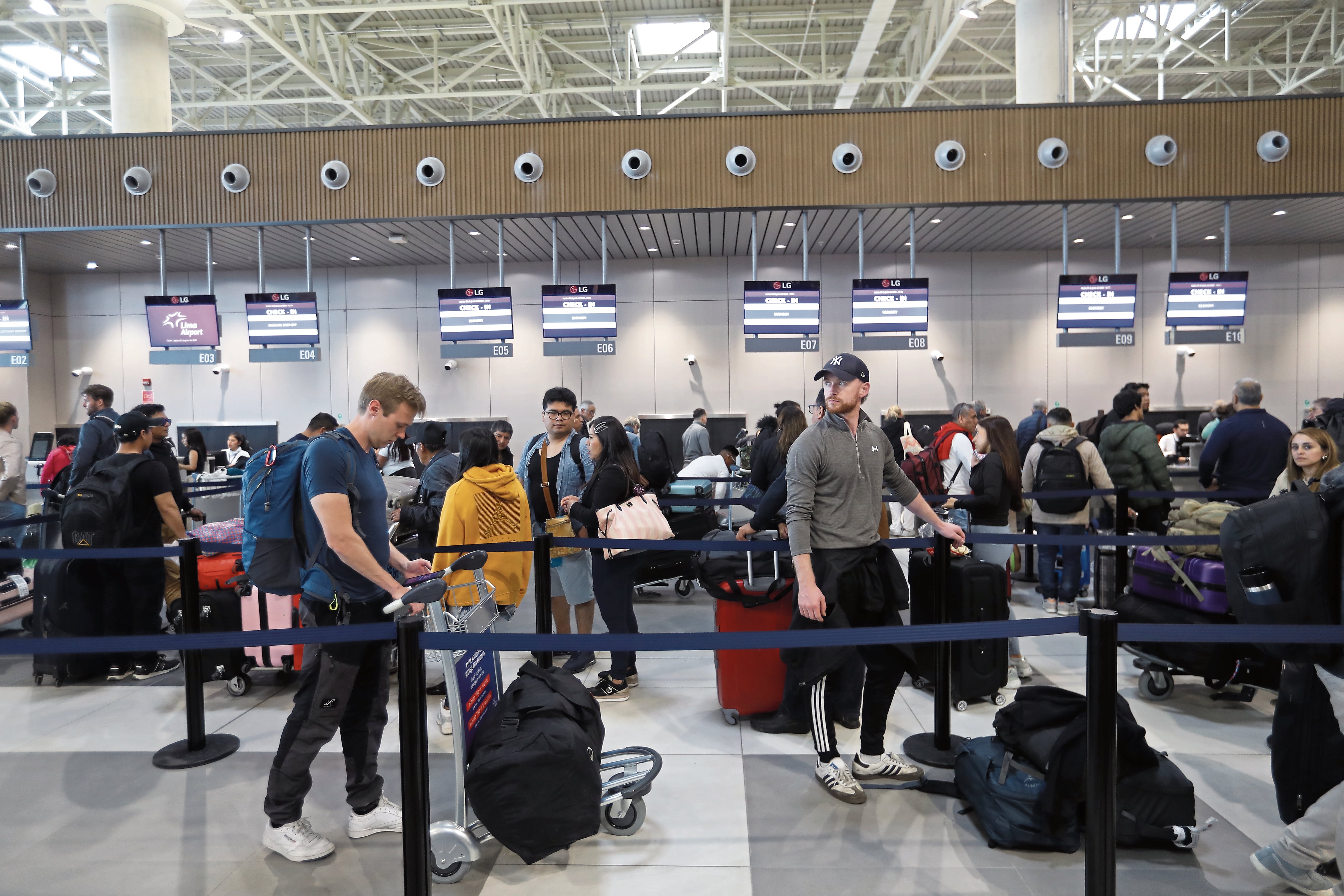 Colas y demoras en registro de Migraciones y de embarque para pasajeros del nuevo aeropuerto Jorge Chávez