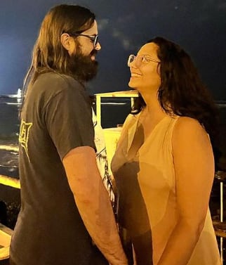 Mayra Couto y su pareja