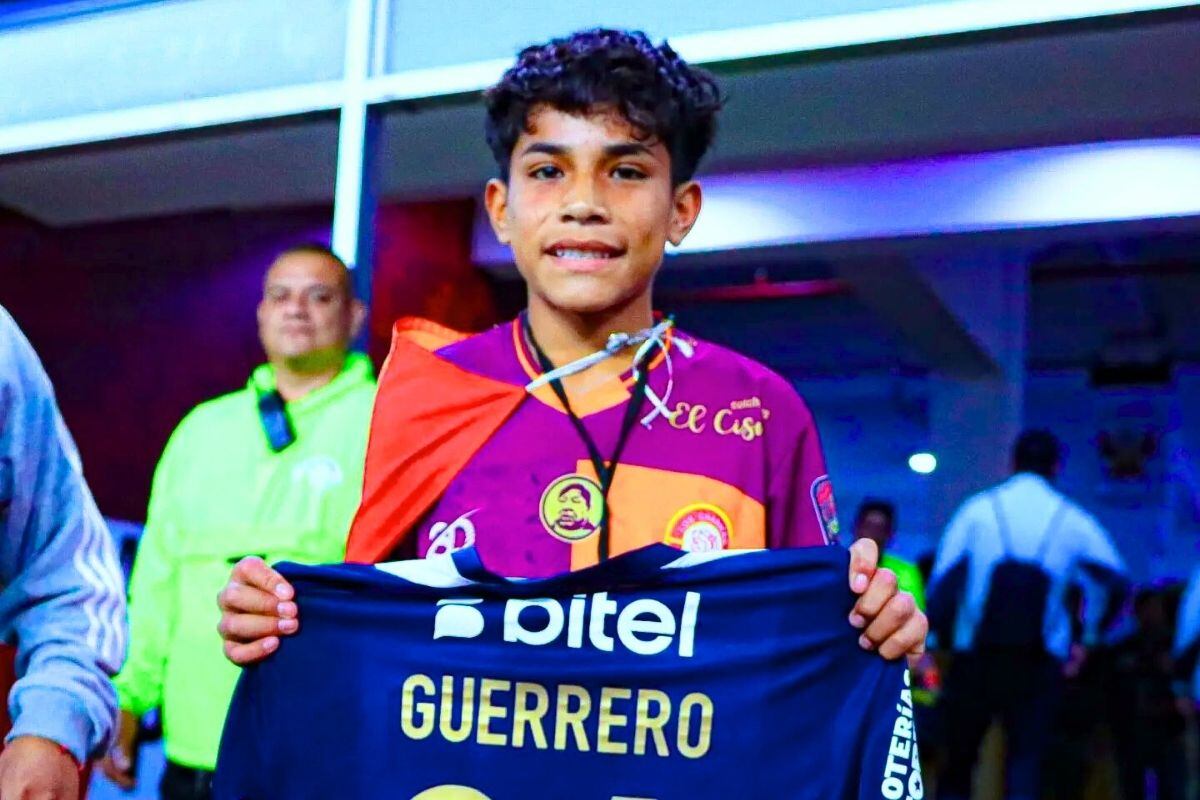 Adolescente se quedó con la camiseta de Paolo Guerrero en el Estadio Nacional (Foto: @Liga1)