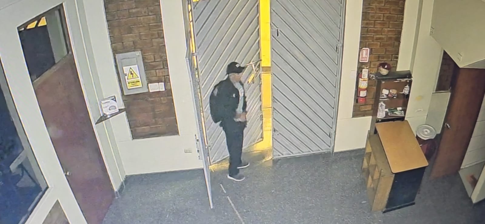 Una vez dentro, delincuente recostó la puerta y se dirigió a los diferentes ambientes de la iglesia.
