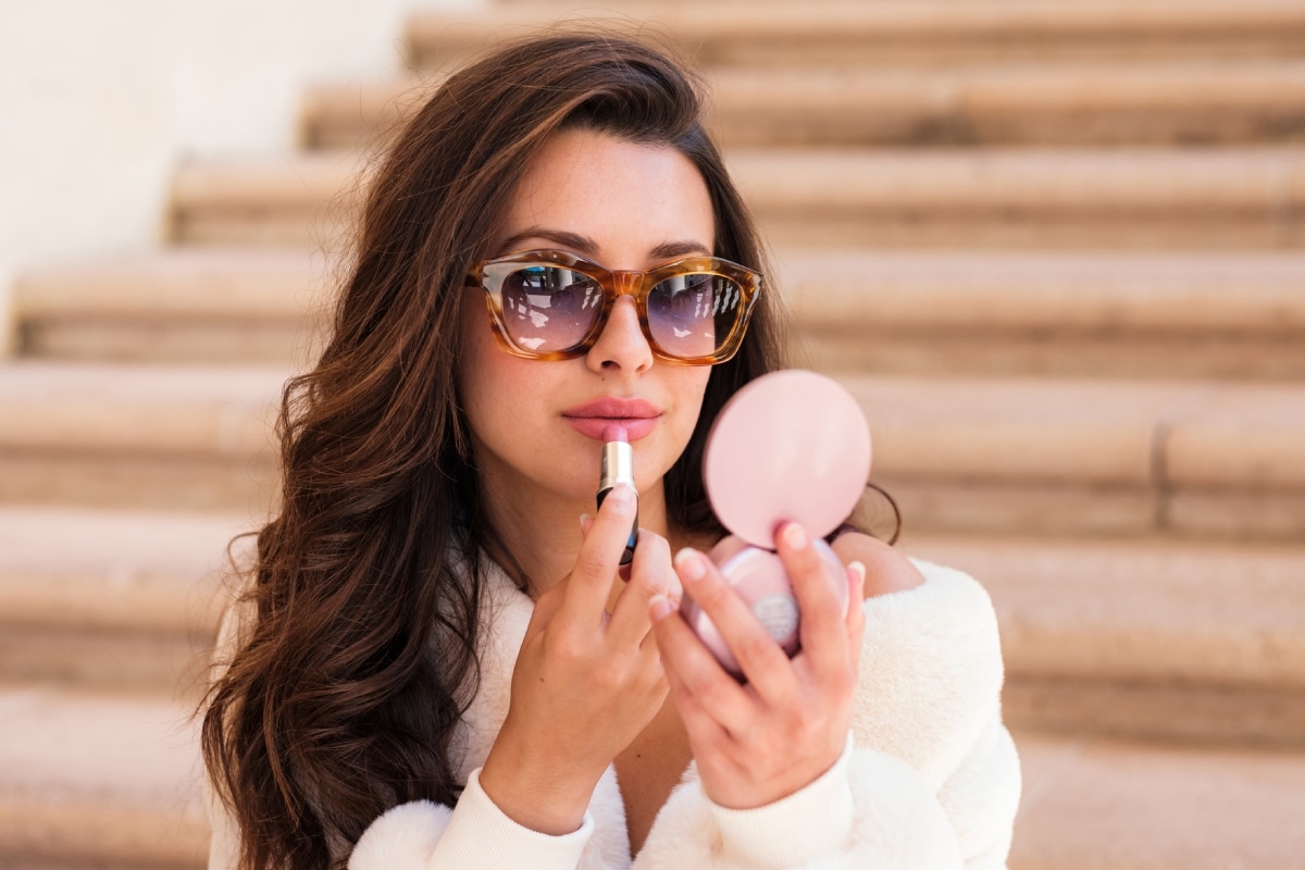 Sigue estos tips y tu maquillaje no se correrá con el calor ni el sudor. Foto: Istock.