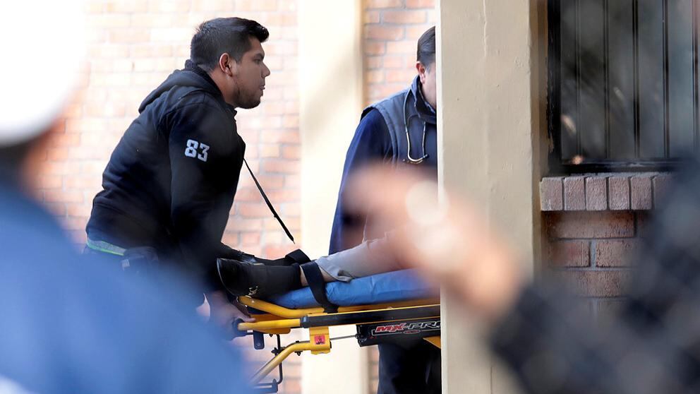 Los paramédicos trasladan a uno de los heridos del tiroteo en una escuela al norte de México (Foto: AFP)