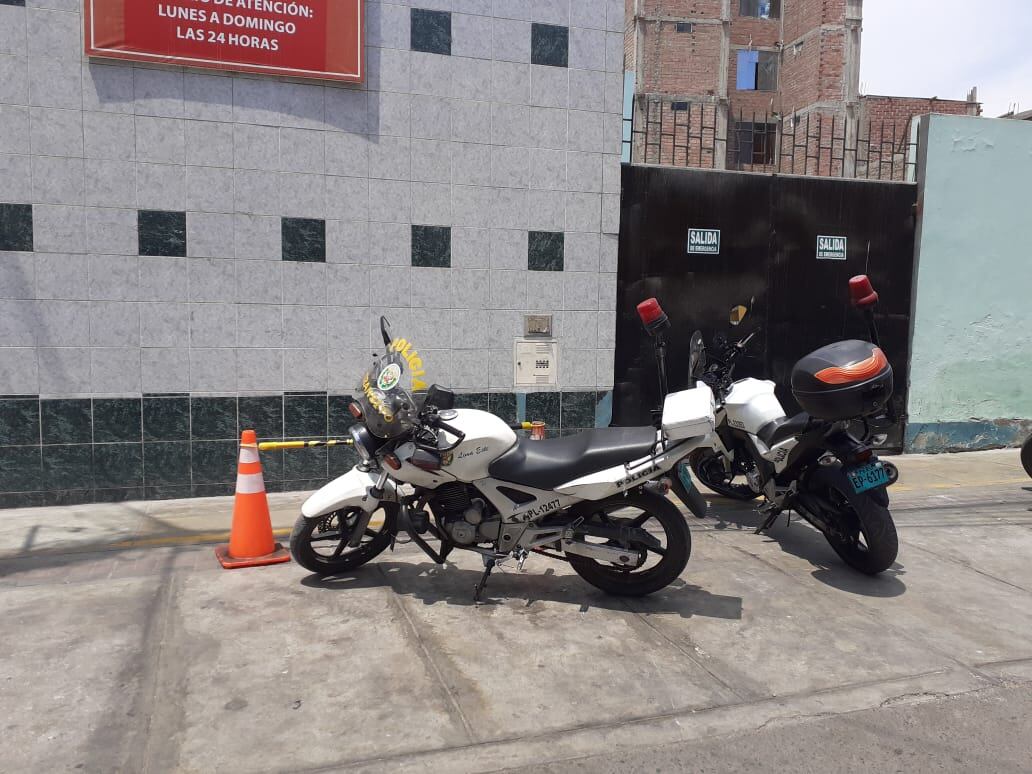 La policía de tránsito, Giusely Sahori Rivera Lazo, fue atropellada por un bus y sufrió graves lesiones en el brazo derecho. (foto: Mónica Rochabrum/Trome)