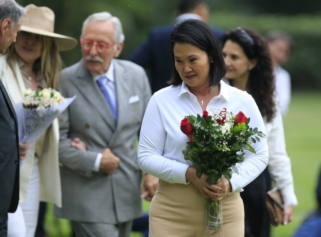 Keiko Fujimori blinda los derechos laborales durante visita a la tumba de su padre: “Ninguno será recortado”