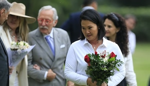 Keiko Fujimori blinda los derechos laborales durante visita a la tumba de su padre: “Ninguno será recortado”