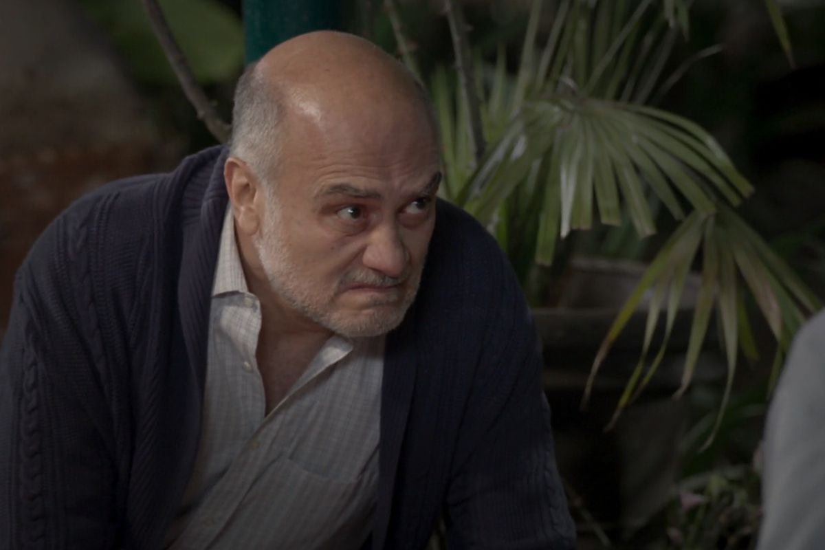 Jacobo termina desmayándose, pero antes se entera que todo este tiempo nunca ha tomado las pastillas para el corazón en "Mujer de nadie" (Foto: TelevisaUnivision)