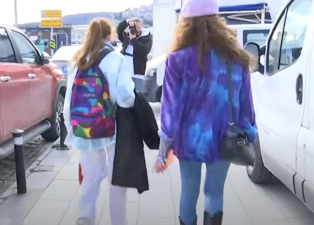 Ebru Şahin acompañada por una asistente (Foto: captura de pantalla)
