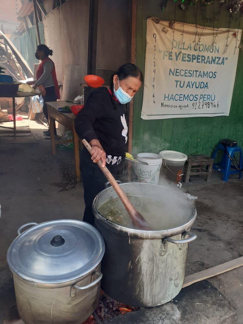 Un grupo de ladrones robaron víveres, utensilios de cocina y hasta la leña del precario lugar donde funciona la olla común ‘Fe y Esperanza'. (foto: Mónica Rochabrum/Trome)