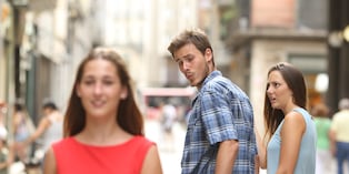 Revisar constantemente las redes de alguien que te atrae o buscar excusas para hablarle puede parecer simple curiosidad, pero cambia cuando existe interés y lo haces a escondidas. Foto: Istock