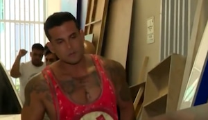 Christian Domínguez llegó a América Hoy para entrevista: Ingresó en la misma camioneta del ampay con Mary Moncada