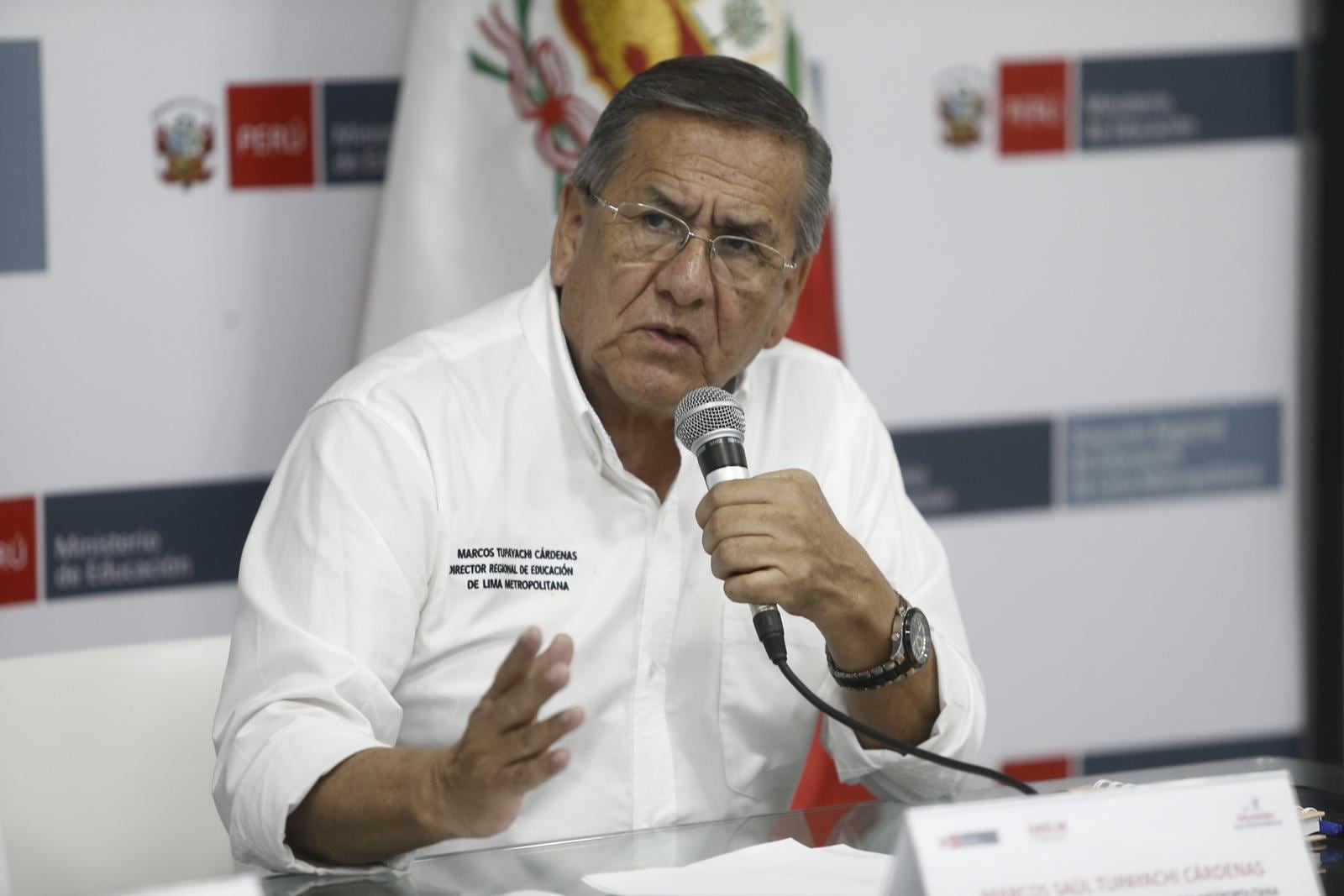 Marcos Tupayachi, Director Regional de Educación de Lima Metropolitana, brindando declaraciones respecto al brote del virus de manos, pies y boca el 05 de mayo. (Foto: César Campos / GEC.)