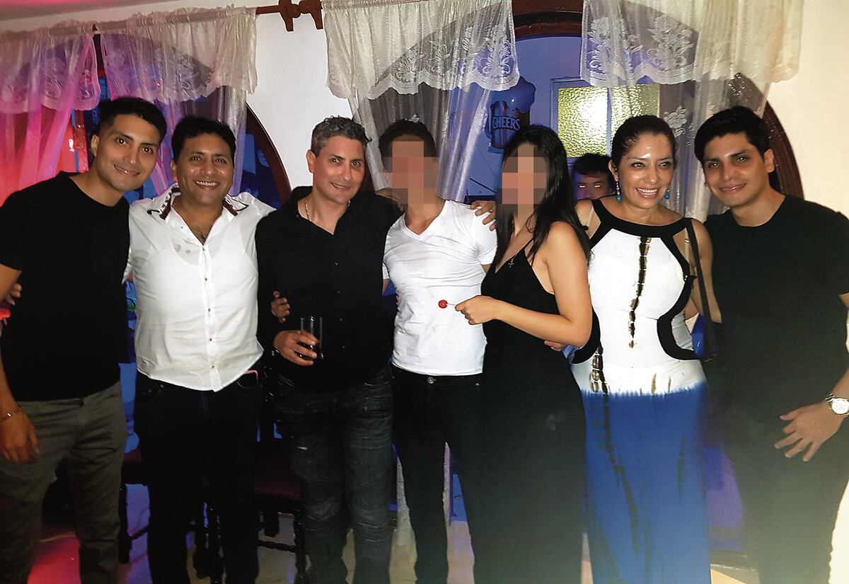 Abel Valdivia (primero a la izquierda) viajó a Colombia el domingo 1 de octubre tras el asesinato de Christiam Enrique. Al lado de otro de sus hermanos, está Pedro Valdivia (primero a la derecha), quien estuvo detenido por el mismo hecho ocurrido en Lince.