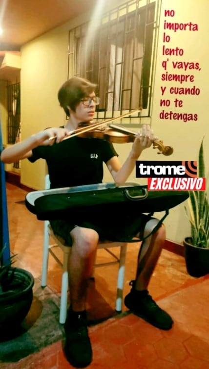 Sebastián Lozada aprendió a tocar el violín, también le gusta el tenis de mesa, el fútbol y el ajedrez. (Entrevista: Isabel Medina / Trome).