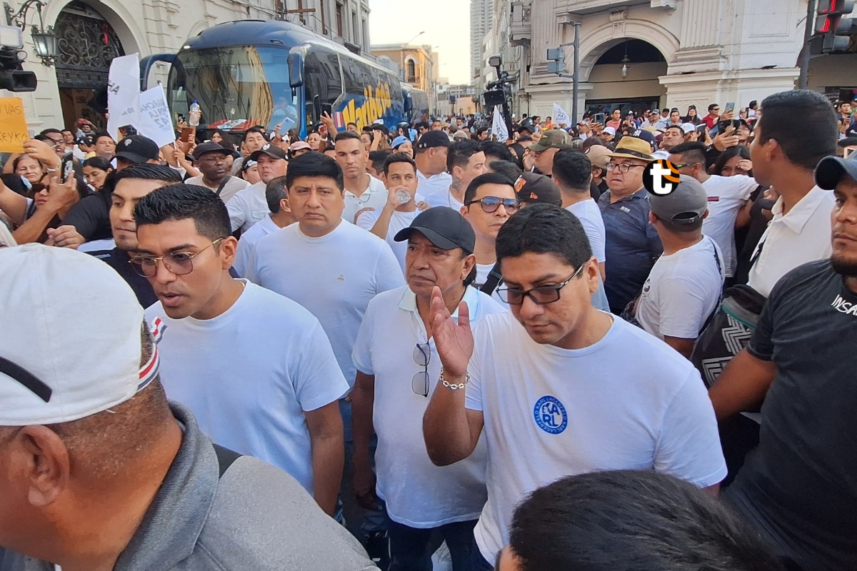 Integrantes de los Hermanos Yaipén, Agua Marina y Grupo 5. (Foto: Kelvin García)