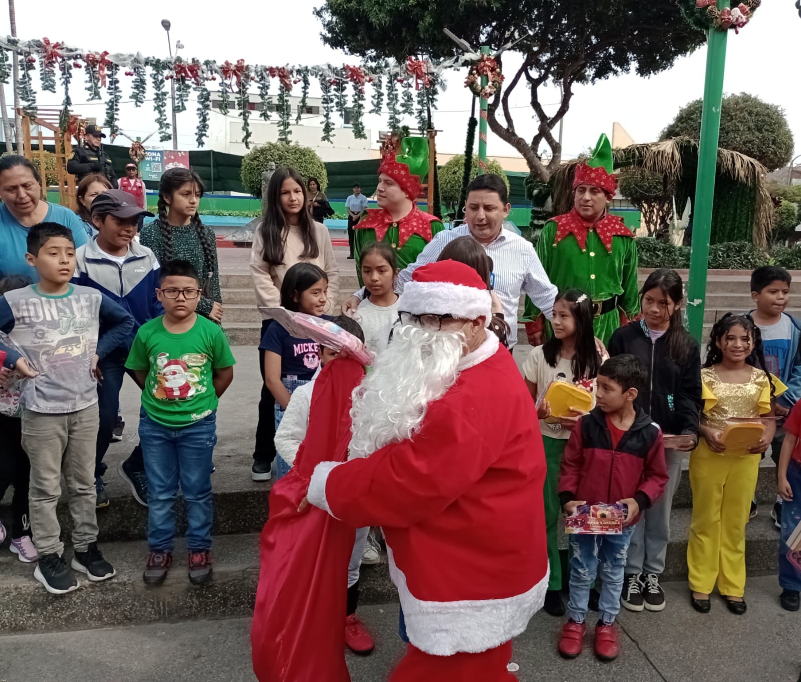 Montado en una moto lineal decorada con motivos navideños, un simpático Papá Noel recorrió las calles y repartió regalos a los niños del distrito chalaco de Carmen de la Legua-Reynoso.