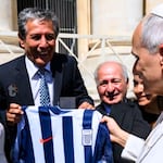 Papa León XIV recibió camiseta de Alianza Lima de manos de César Cueto