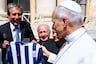 Papa León XIV recibió camiseta de Alianza Lima de manos de César Cueto