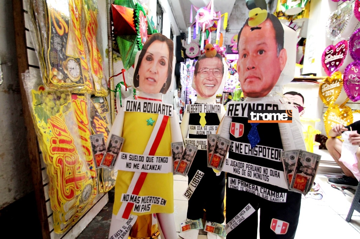 Los muñecos y piñatas de varios personajes del ambiente político, deportivo y del espectáculo están entre las más pedidas para despedir el 2023. (Isabel Medina / Foto: Alan Ramírez / Trome).