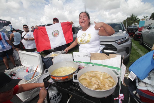 Aficionados vendieron platos típicos de ambos países fuera del Hard Rock Stadium. (Foto: Alan Ramírez /GEC)