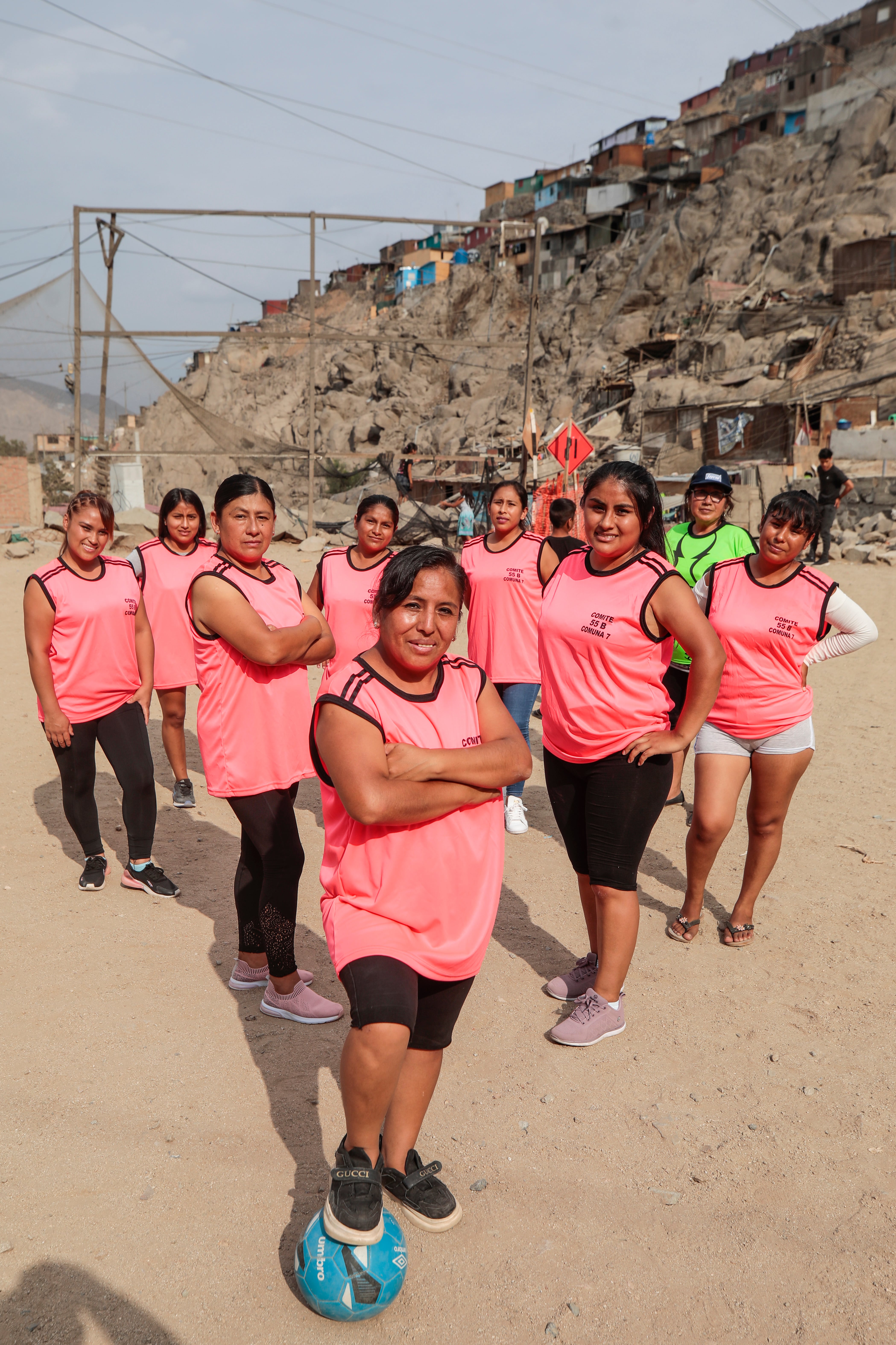 Se organizan todas las noches y salen a pelotear después de las 10. Foto: Lenin Tadeo.