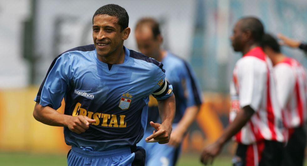 JORGE SOTO CELEBRA EL GOL ANOTADO A UNION HUARAL EN ENCUENTRO QUE TERMINO 4 A 0 A FAVOR DE CRISTAL, JUGADO EN EL ESTADIO SAN MARTIN