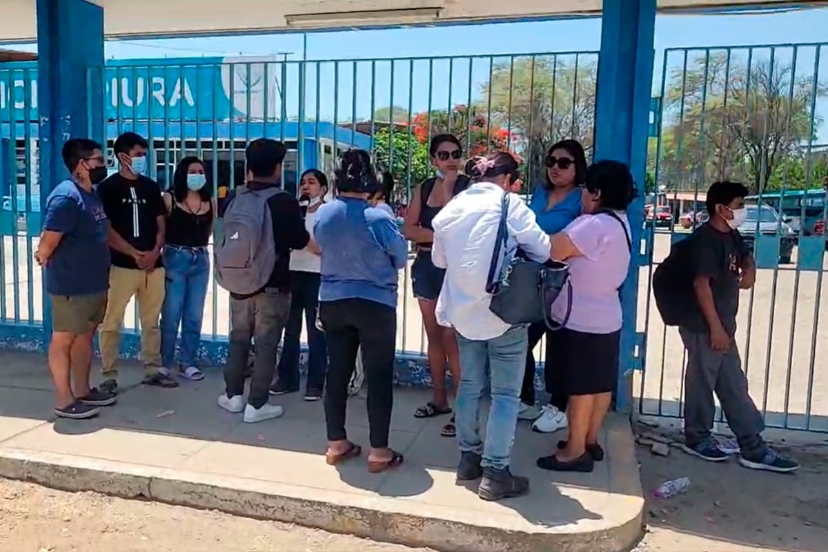 Padres de familia denuncian la falta de especialistas y deficiencias en la atención. Foto: Facebook/captura