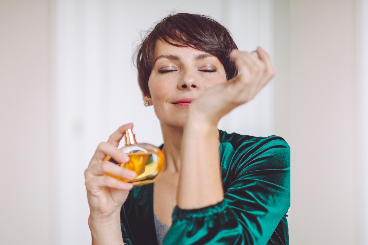 La forma en que aplicas y guardas tu perfume puede hacer que dure más o menos. Conoce los trucos que realmente marcan la diferencia. Foto: Istock.