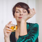 Tips para que tu perfume dure todo el día y conserve su aroma
