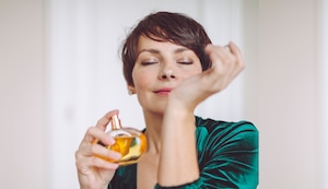 Tips para que tu perfume dure todo el día y conserve su aroma