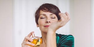La forma en que aplicas y guardas tu perfume puede hacer que dure más o menos. Conoce los trucos que realmente marcan la diferencia. Foto: Istock.