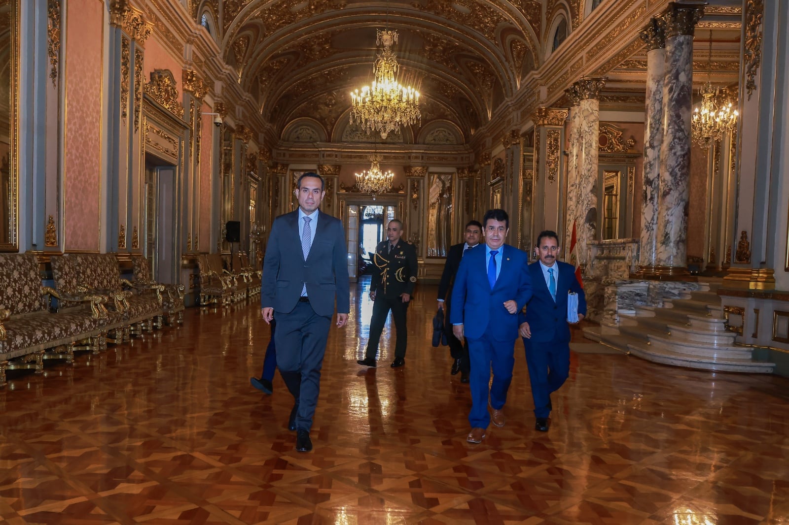 José Jerí y Tomás Gálvez, tras la diligencia en la que se interrogó al mandatario encargado, por sus reuniones no registradas con dos empresarios chinos. (Foto: Palacio de Gobierno)