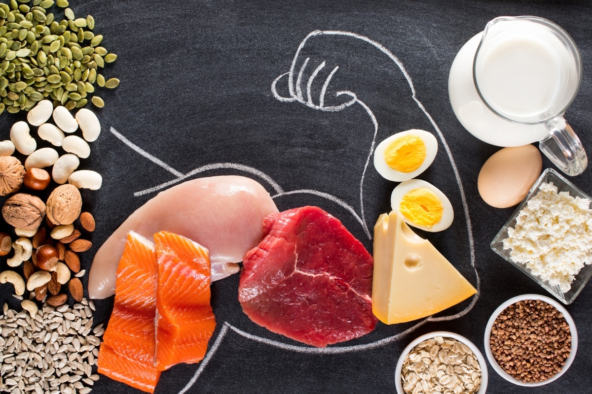 Para perder grasa y ganar músculo, es clave combinar una alimentación rica en proteína y ejercicios de fuerza. Foto: Istock.