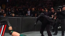 WWE: Encapuchado regresa a la acción y ataca a Austin Theory en RAW | VIDEO