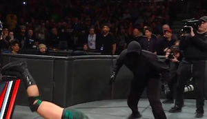 WWE: Encapuchado regresa a la acción y ataca a Austin Theory en RAW | VIDEO