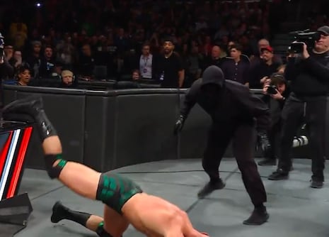 WWE: Encapuchado regresa a la acción y ataca a Austin Theory en RAW | VIDEO