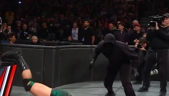 TROME | El encapuchado vuelve a a atacar en WWE (Netflix)