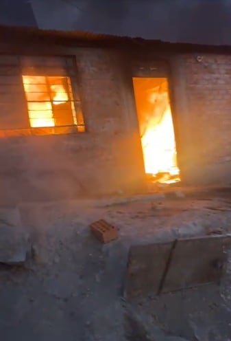 A falta de agua, vecinos intentaron controlar el fuego con baldes de arena. (Municipalidad de Independencia)