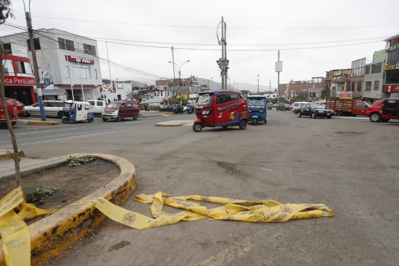 Hermanos llegaron heridos hasta el jirón Ayacucho, frente a la municipalidad del distrito de Mi Perú, Callao. | Foto: Joseph Ángeles