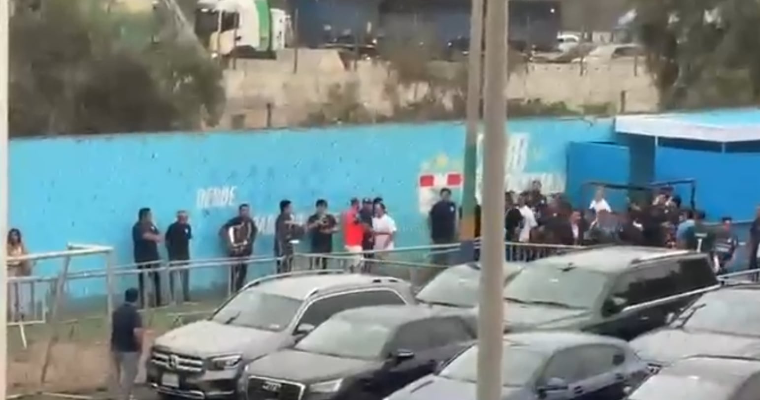 Pablo Guede y Hernán Barcos tuvieron un altercado en la zona de los vestuarios tras el final del partido entre Alianza Lima y Sporting Cristal.