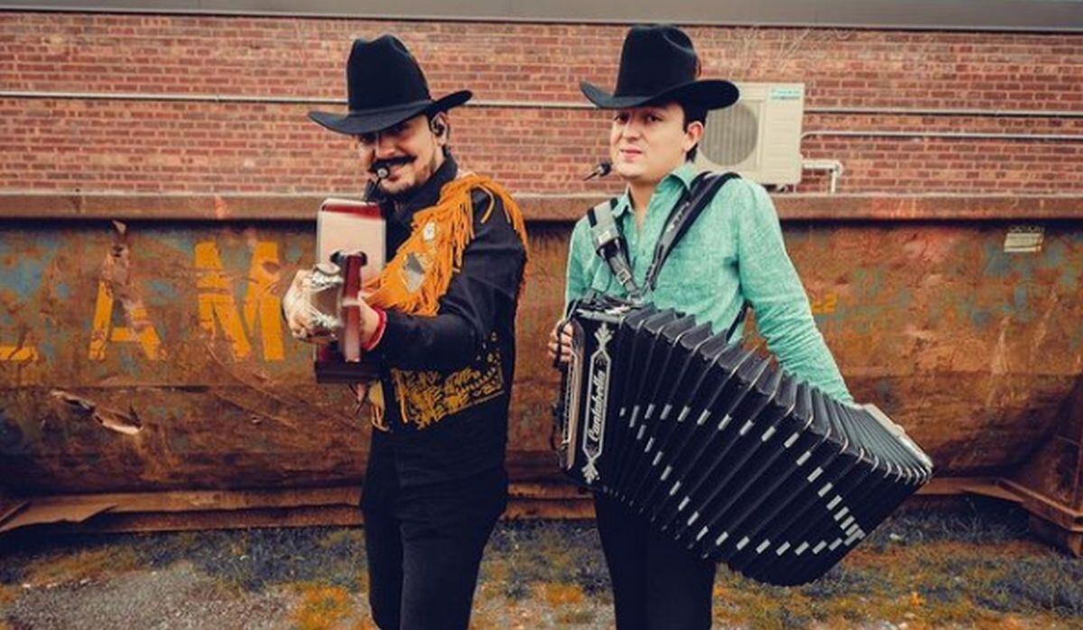 El grupo goza de éxito tras su primer lanzamiento en radio y televisión nacional “Vida Ventajosa”. Aquí cada uno con sus instrumentos musicales (Foto: Los dos carnales / Instagram)