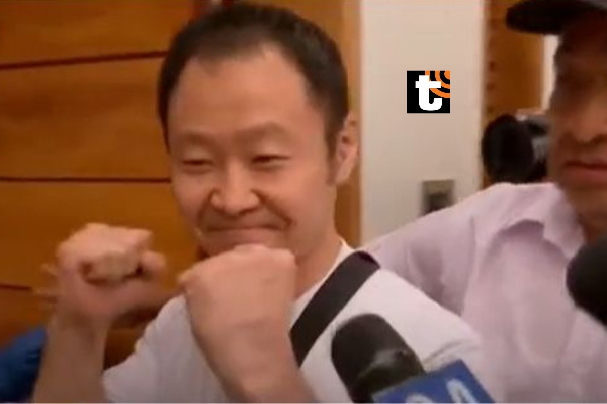 Kenji Fujimori no dio declaraciones, pero hizo un gesto victorioso antes de entrar a la casa de su hermana.