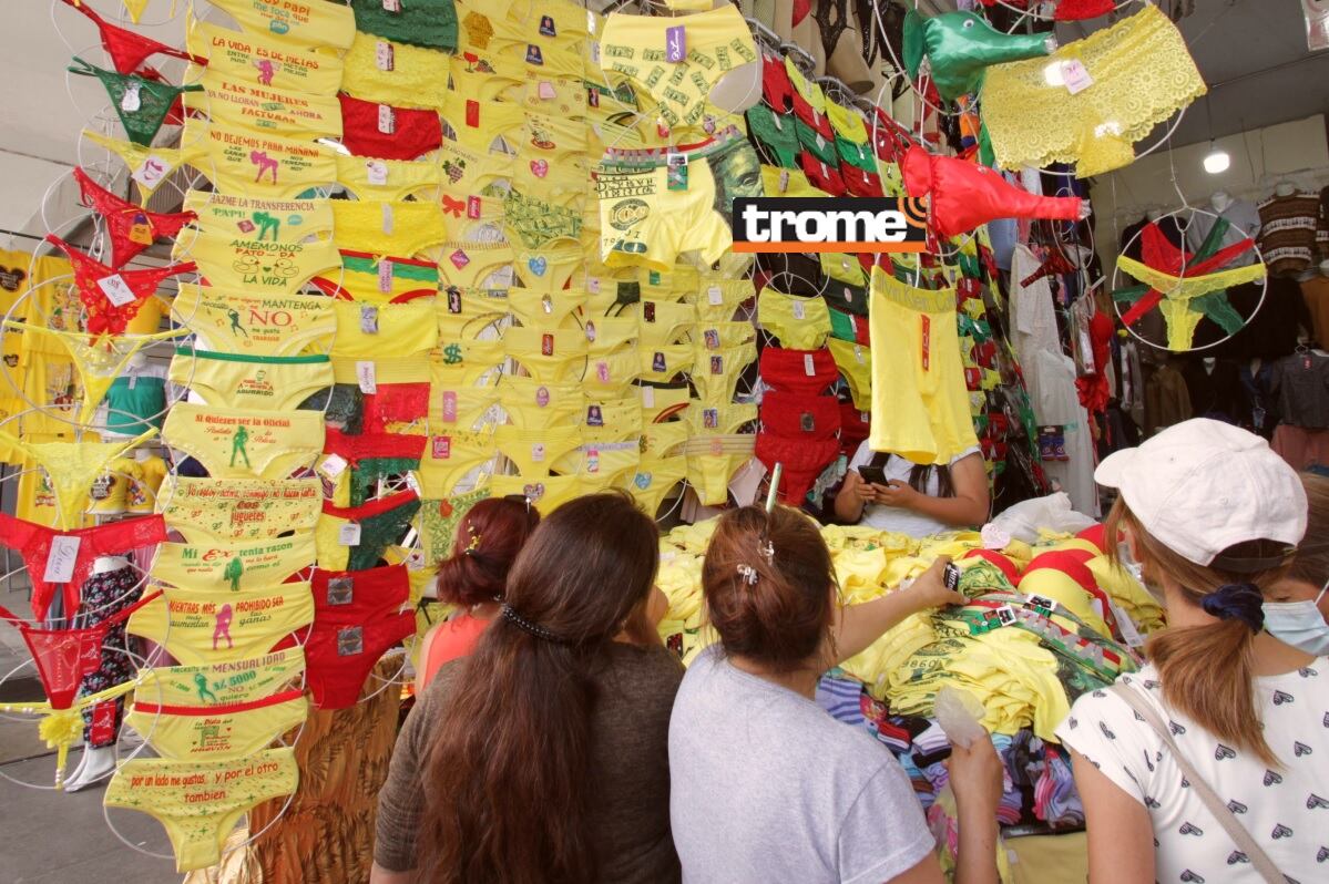 Empezó la oferta de calzones amarillos con ocurrentes frases para recibir el 2024. (Entrevista: Isabel Medina / Foto: Alan Ramíez / Trome).
