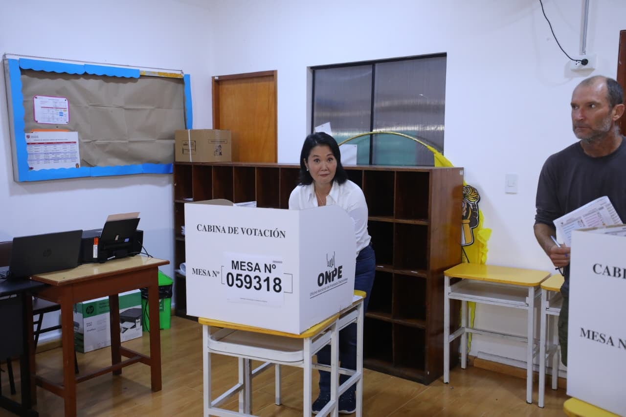 La candidata Keiko Fujimori ejerce su voto en el colegio Libertador San Martín en San Borja. Fotos: Antonio Melgarejo/ @photo.gec