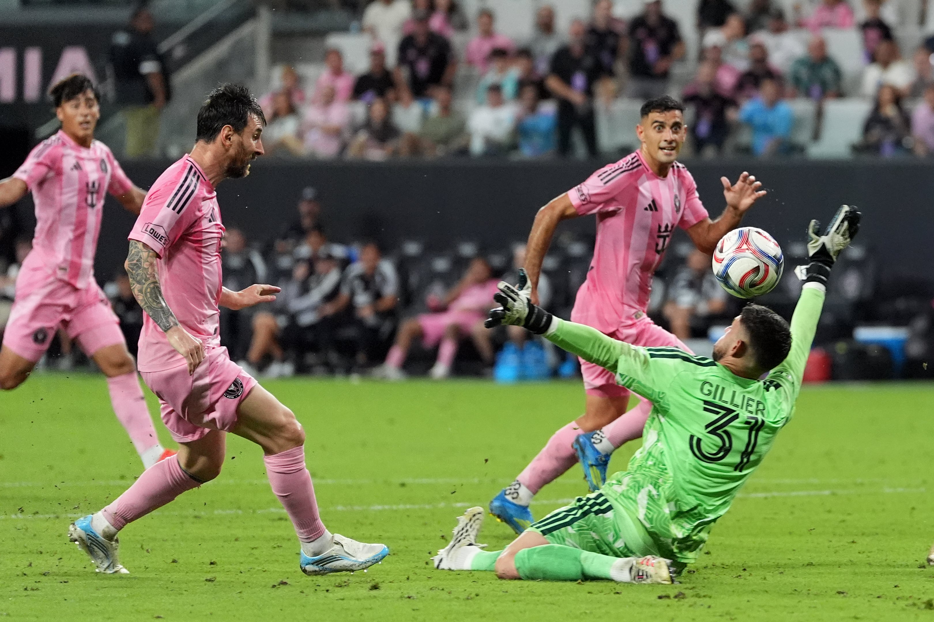 Lionel Messi tuvo una noche mágica con cuatro goles en el triunfo de Inter Miami 7-1 sobre el Montréal. (AP Photo/Rebecca Blackwell)