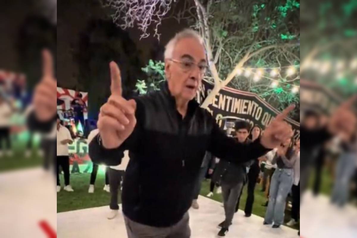 Jorge Fossati sacó el 'chocolate' en la pista de baile, al igual que los jugadores de Universitario en los festejos por el título ante Alianza Lima. Foto: Captura