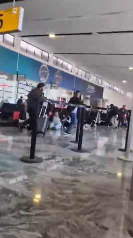 Pasajeros viven momentos de angustia dentro del Aeropuerto de Guadalajara tras narcobloqueos en carreteras cercanas tras la muerte de 'El Mencho'.