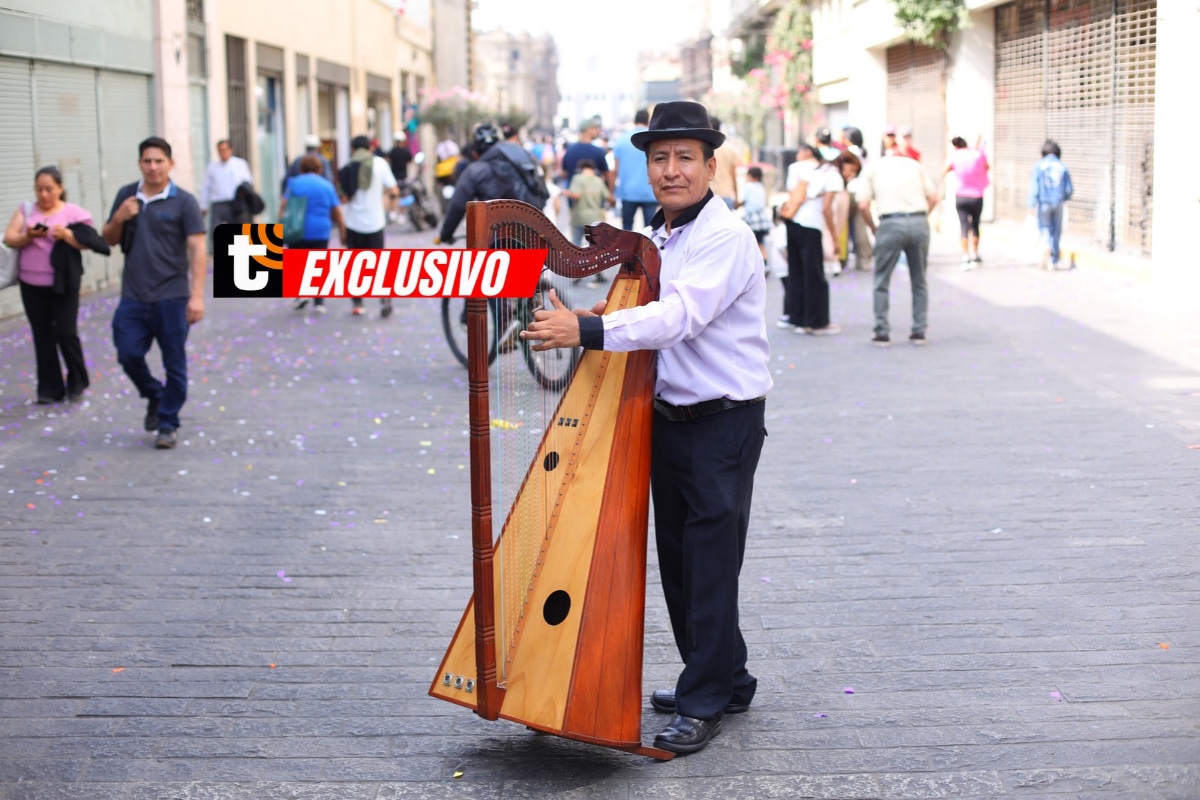 ‘Luchito del Arpa’ encontró en las calles de Lima el escenario para compartir su música y mantener vivo su gran sueño. Foto: Antonio Melgarejo.