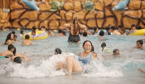 ¿Dónde queda la piscina con olas artificiales en Chorrillos? Toboganes, caminata flotante y carrera acuática